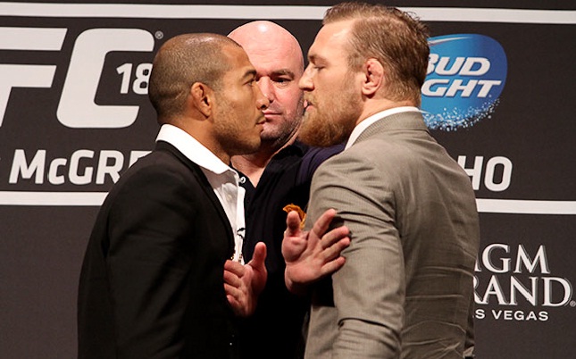 Aldo (esq.) x McGregor (dir.) se enfrentaram no UFC 194. Foto: Josh Hedges/UFC