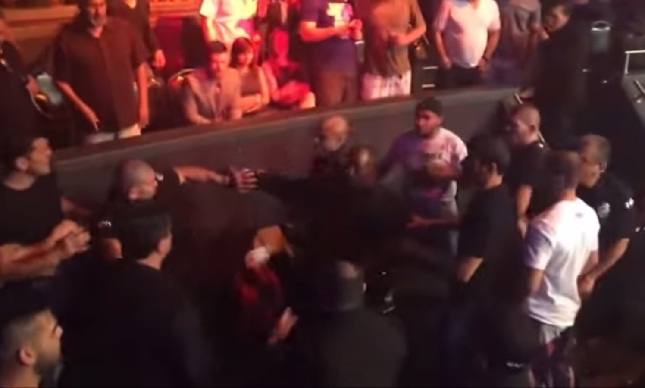 Briga entre lutadores teve socos e arremessos de bebidas. Foto: Reprodução