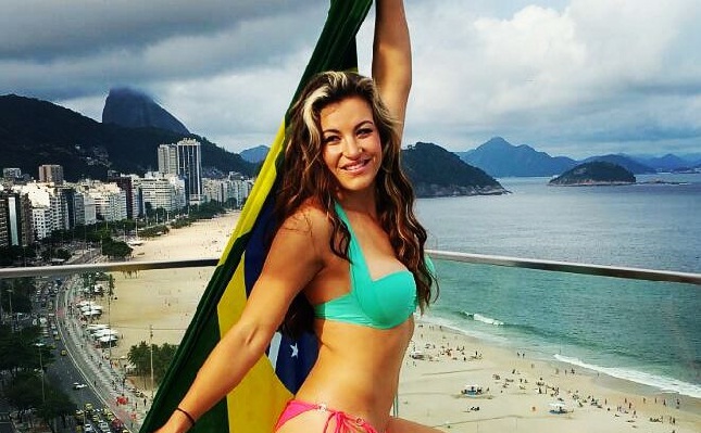 Miesha (foto) exibe a bandeira do Brasil em praia carioca. Foto: Reprodução