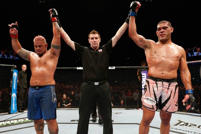 Pezão (dir.) e Hunt (esq.) já se enfrentaram na Austrália em dezembro de 2013. Foto: Josh Hedges/UFC