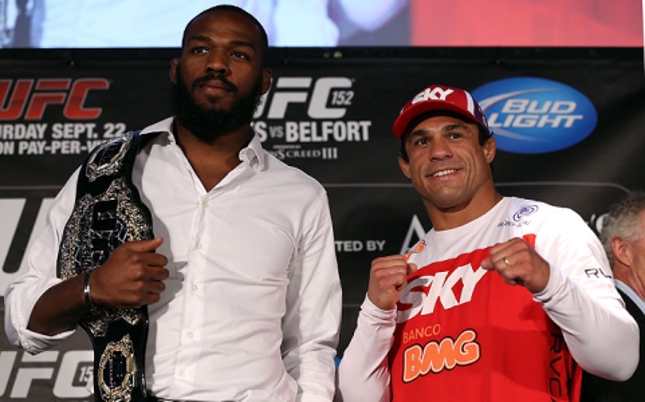 Jones (esq.) e Belfort (dir.) se enfrentaram em 2012 pelo cinturão dos meio-pesados. Foto: Josh Hedges/UFC