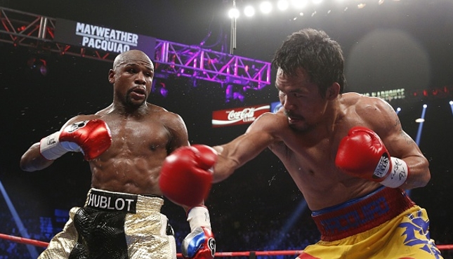 Mayweather (esq.) e Pacquiao (dir.) se enfrentaram em maio, em Las Vegas (EUA). Foto: John Gurzinski/AFP
