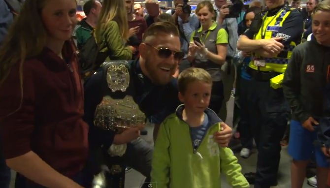 McGregor atende fãs em retorno a Dublin. Foto: Reprodução