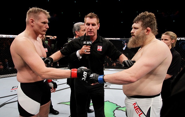 Barnett (esq.) e Nelson (dir.) fizeram a luta principal do UFC Japão. Foto: Mitch Viquez/UFC