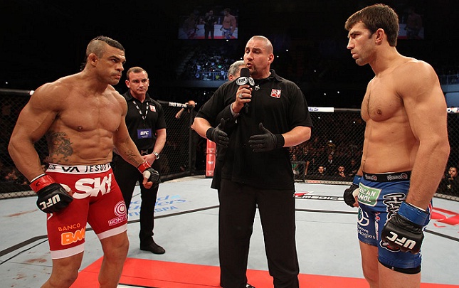 Vitor (esq.) e Rockhold (dir.) já se enfrentaram em 2013, com vitória para o brasileiro. Foto: Josh Hedges/UFC