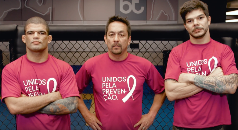 Trio do MMA faz campanha de conscientização contra o câncer de mama. Foto: Reprodução