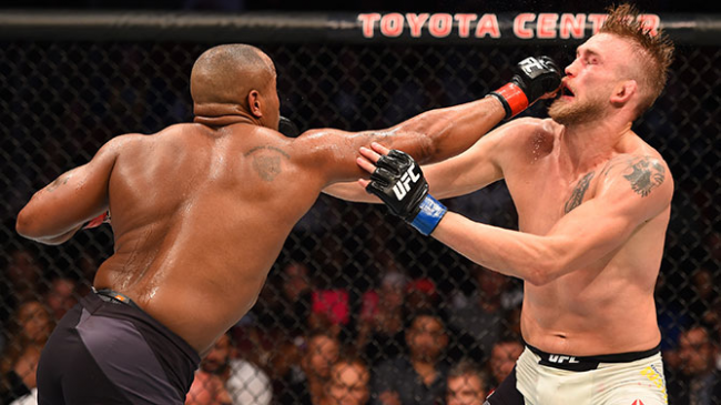 Cormier e Gustafsson travaram duelo eletrizante no UFC 192. Foto: Divulgação/UFC