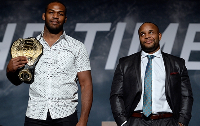 DC (dir.) e Jones (esq.) se enfrentaram pela primeira vez em janeiro de 2015. Foto: Josh Hedges/UFC