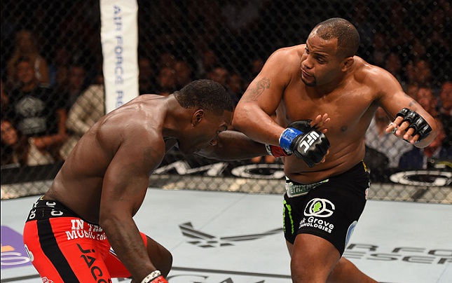 Cormier (dir.) e Johnson (esq.) se enfrentaram em maio de 2015. Foto: Josh Hedges/UFC