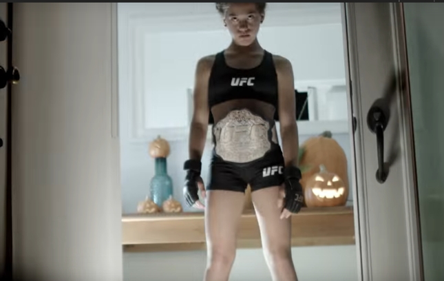 Jovem fantasiada de Ronda no novo comercial do UFC 193. Foto: Reprodução