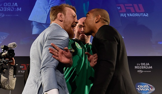 McGregor (esq.) voltou a provocar Aldo (dir.) às vésperas do duelo entre eles. Foto: Jeff Bottari/UFC