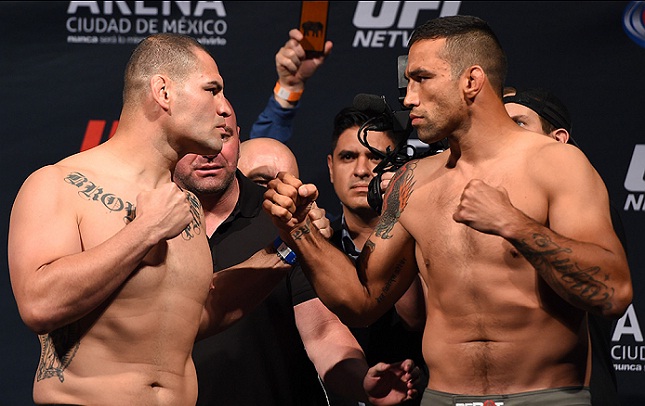 Werdum (dir.) e Velasquez (esq.) se enfrentaram pela primeira vez no último mês de junho. Foto: Josh Hedges/UFC