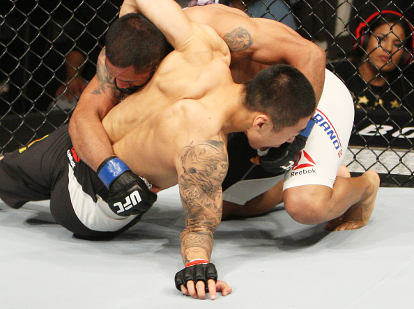 Zhikui lesiona o cotovelo no UFC Coreia. Foto: Divulgação