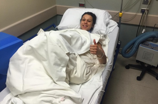Joanna acena para os fãs da cama no hospital. Foto: Reprodução