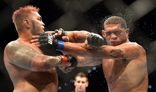 Hunt (esq.) e Pezão (dir.) não repetiram o grande duelo de seu primeiro encontro. Foto: Josh Hedges/UFC