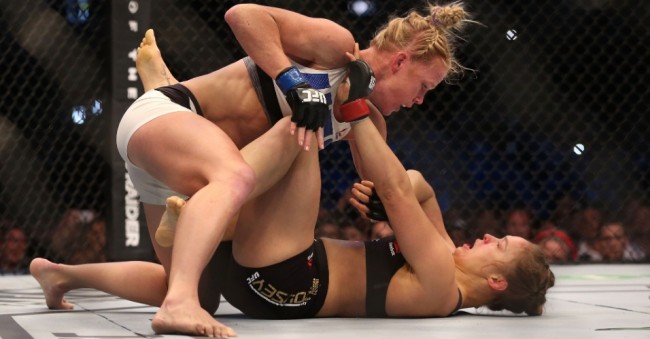 Quando a luta foi ao solo, Ronda não ameaçou Holm. Foto: Divulgação
