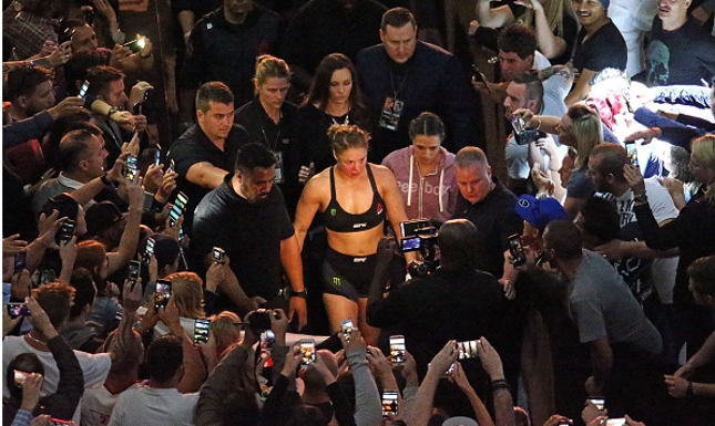 Ronda deixa o octógono após a derrota para Holm. Foto: Scott Barbour/UFC