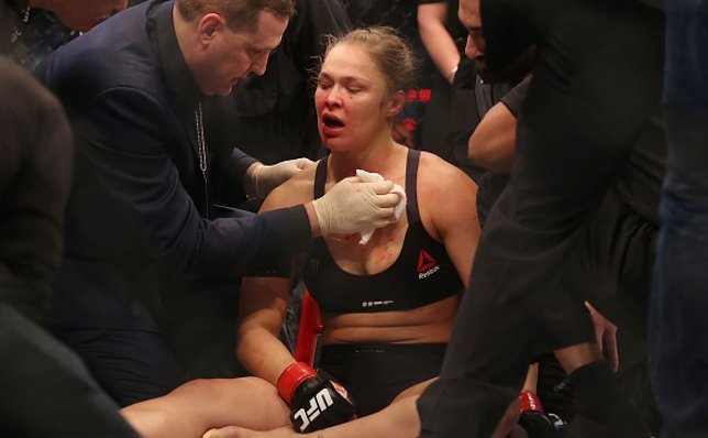 Ronda (foto) é atendida no octógono logo após nocaute no UFC 193. Foto: Quinn Rooney/UFC