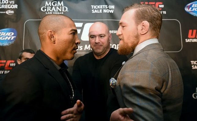 Aldo (esq.) e McGregor (dir.) se enfrentaram em dezembro de 2015, com vitória do irlandês. Foto: Josh Hedges/UFC