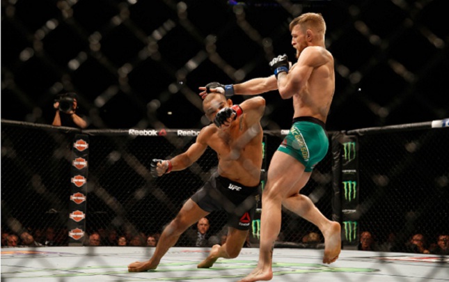 McGregor observa Aldo cair após o cruzado no queixo. Foto: Josh Hedges/UFC