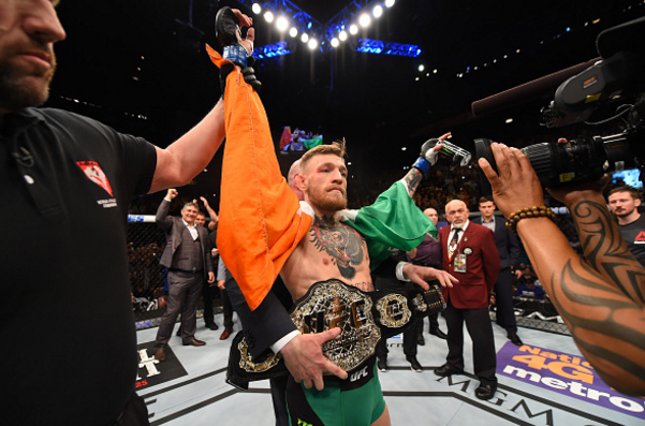 Conor recebe o cinturão linear dos penas do Ultimate. Foto: Josh Hedges/UFC