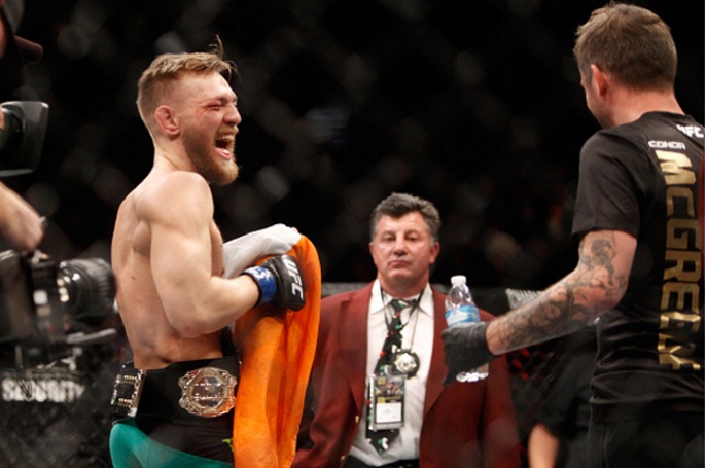 Conor (esq.) ri a toa após vitória sobre Aldo. Foto: Josh Hedges/UFC