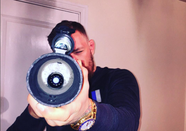 McGregor pratica tiros em 'noite quieta' em casa. Foto: Reprodução