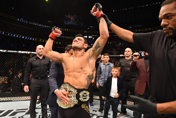 Dos Anjos se mantém como campeão dos leves do UFC. Foto: Josh Hedges/Zuffa LLC