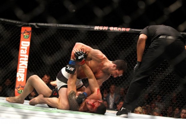 Ground and pound de Rockhold castigou Weidman. Foto: Josh Hedges/UFC