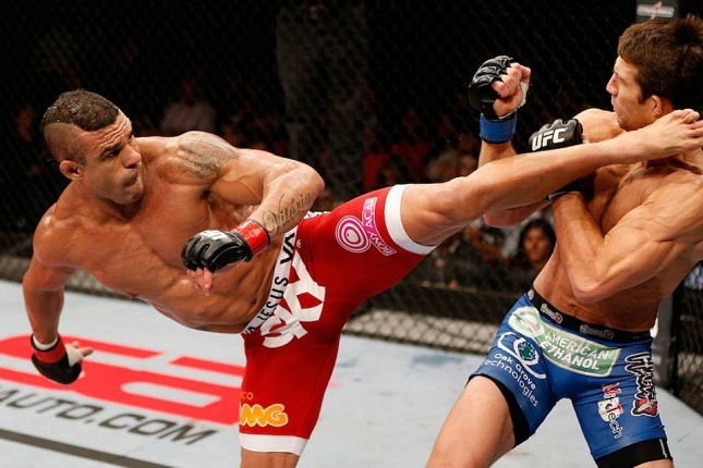 Vitor (esq.) usou foto do nocaute para provocar Rockhold (dir.). Foto: Josh Hedges/UFC
