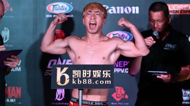 Bing (foto) tinha apenas 21 anos e seis lutas profissionais no MMA. Foto: Divulgação