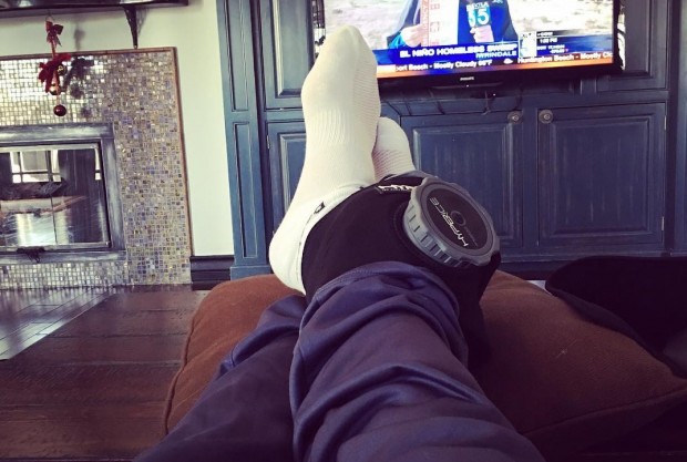 Bisping descansa em casa após machucar o tornozelo. Foto: Reprodução