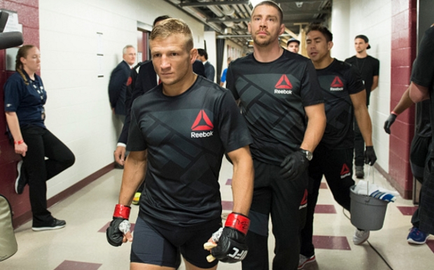 Ludwig (dir.) analisou derrota do pupilo Dillashaw (esq.). Foto: Josh Hedges/UFC