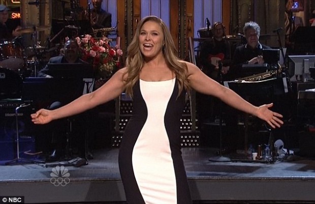 R. Rousey apresentou o Saturday Night Live neste sábado. Foto: Divulgação/NBC