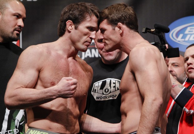 Sonnen (esq.) e Bisping (dir.) farão revanche do MMA no subsmission. Foto: Josh Hedges/UFC
