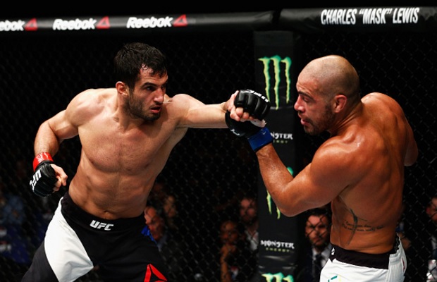 Mousasi (esq.) não deu chances para T. Leites (dir.). Foto: Dean Mouhtaropoulos/UFC