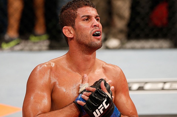 L. Santos (foto) terá que esperar mais um mês para voltar ao octógono. Foto: Josh Hedges/UFC