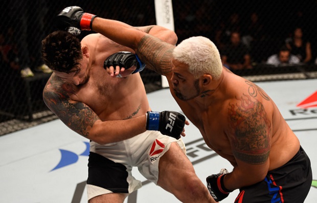 Hunt (dir.) nocauteou com um soco apenas. Foto: Josh Hedges/UFC
