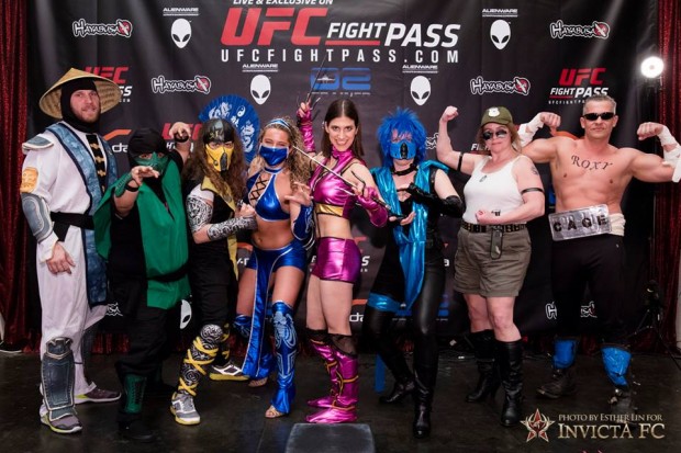 Equipe de Modafferi (centro) apareceu toda vestida de personagens do Mortal Kombat. Foto: Divulgação/Invicta