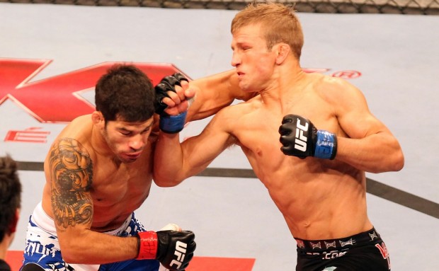 TJ (dir.) no primeiro encontro com Raphael (esq.) em 2013. Foto: Josh Hedges/UFC