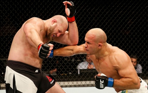 Cigano (dir.) e os golpes na linha de cintura que incomodaram Rothwell (esq.). Foto: Srdjan Stevanovic/UFC