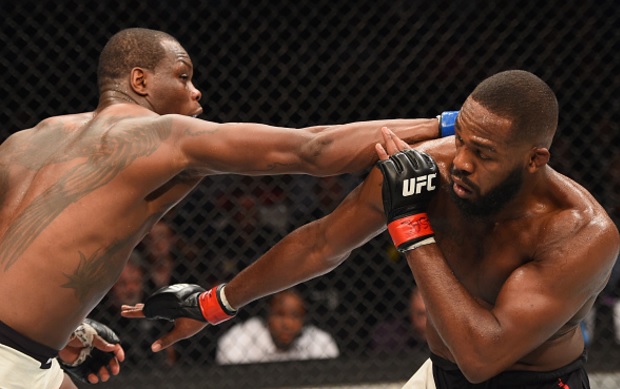 Jones (dir.) venceu OSP (esq.) em decisão unânime. Foto: Josh Hedges/UFC