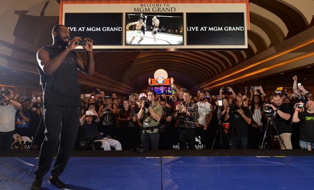 Jones (esq.) foi o grande astro dos treinos em Vegas. Foto: Josh Hedges/UFC