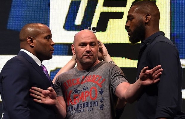 Jones (dir.) e Cormier (esq.) se enfrentariam, mas campeão se contundiu. Foto: Josh Hedges/UFC