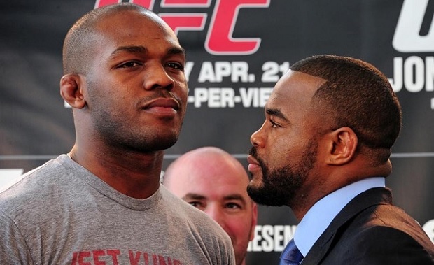 Jones (esq.) e Evans (dir.), rivalidade parece ter ficado no passado. Foto: Josh Hedges/UFC