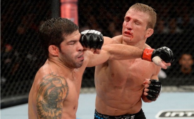 Raphael (esq.) e TJ (dir.)  já se enfrentaram em 2013. Foto: Jeff Bottari/UFC