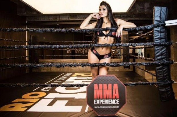 Jamila ocupa a função de ring girl e fez sua estreia nas lutas. Foto: Divulgação