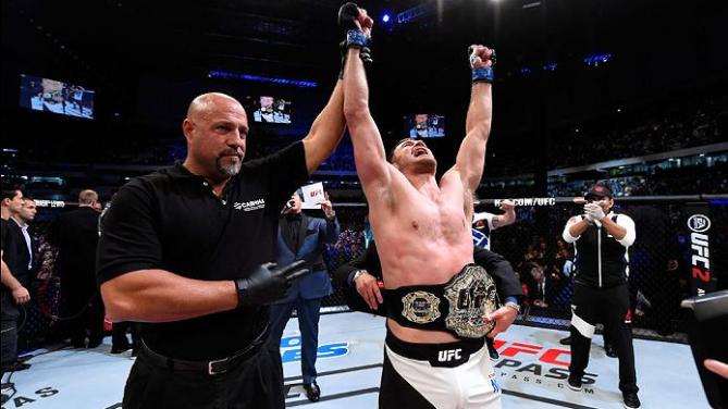 Miocic é o novo campeão dos pesados. Foto: Divulgação/UFC