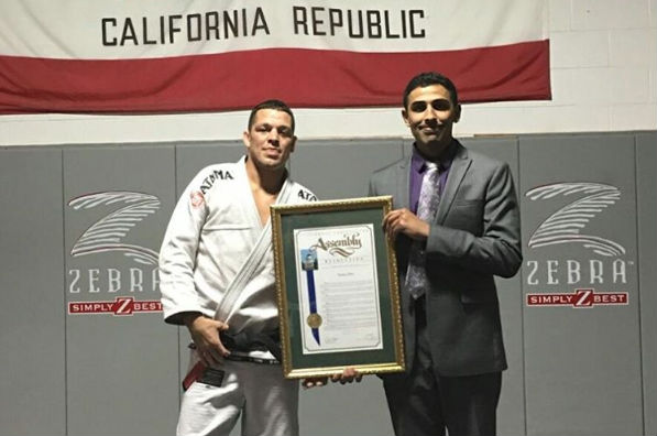 Diaz recebeu homenagem de deputado da California. Foto: Divulgação