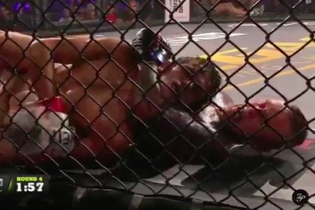 Lutador ficou apagado por vários segundos até a intervenção do árbitro. Foto: Reprodução